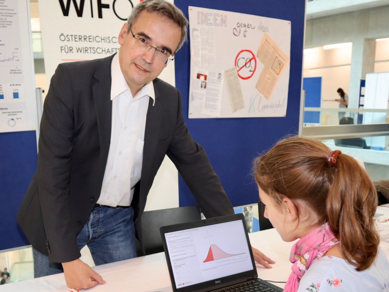© WIFO: Mit Hilfe interaktiver Tools demonstrierte Franz Sinabell interessierten Besucherinnen und Besuchern ihre individuelle Position in der Einkommensverteilung.
